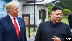 资料照片：金正恩与特朗普在板门店非军事区内会面（2019年6月30号）。
