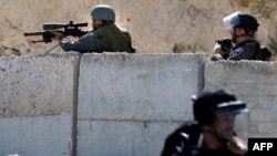 Des tireurs de forces de sécurité Israéliennes embusqués sur un mur à Jérusalem Est, 4 octobre 2015. AFP PHOTO / AHMAD GHARABLI 