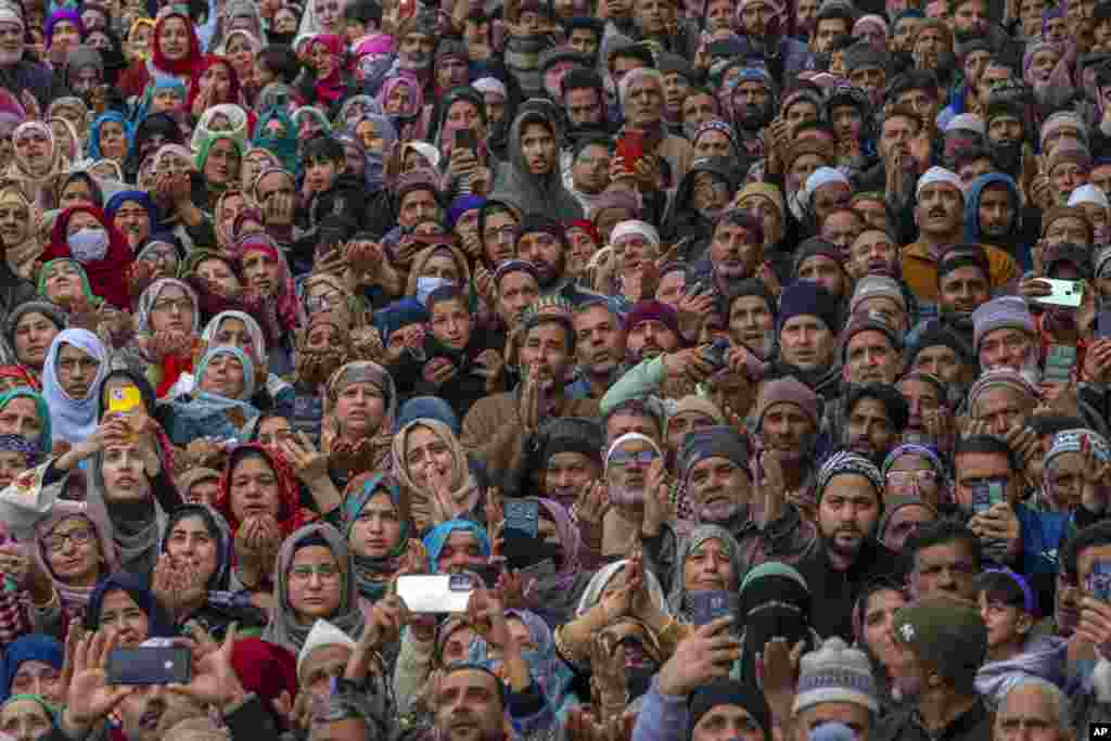 د هند تر ادارې لاندې کشمیر کې مسلمانان د سرینګر په ښار کې د «معراج العالم» مذهبي مراسمو کې راټول دي