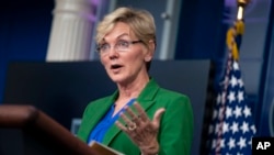 La secretaria de Energía Jennifer Granholm toma la palabra durante una rueda de prensa en la Casa Blanca, en Washington DC, el 11 de mayo de 2021.