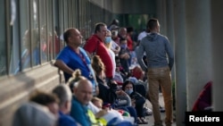 La gente hace fila frente al Kentucky Career Center en busca de asistencia por desempleo en Frankfort, Kentucky, el 18 de junio de 2020.