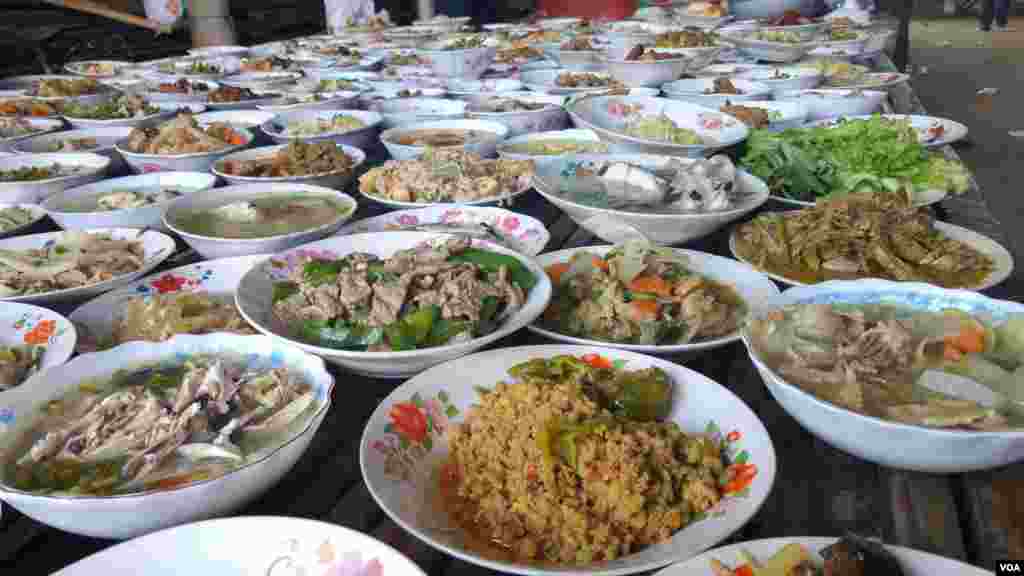 ចង្ហាន់ដែលពុទ្ធសាសនិកបានយកមកប្រគេនព្រះសង្ឃក្នុងវត្តនគរបាជ័យ ខេត្តកំពង់ចាមត្រូវបានគេរៀបចំដាក់នៅលើគ្រែ កាលពីថ្ងៃទី០១ ខែតុលា ឆ្នាំ២០១៦។ (ប៊ុន ប៉េងហ៊ុយ/VOA)។
