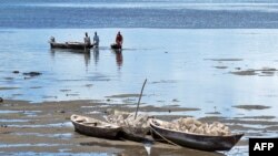 Un pécheur approche de la plage près de Stone Town, dans les environs de Zanzibar, le 28 octobre 2015.