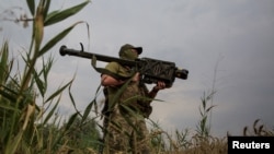 Украински војник држи противвоздушна ракета Стингер на позиција на фронтот во регионот на Миколаев