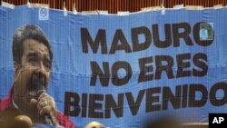 Legisladores conservadores mexicanos colocaron una manta con la leyenda "Maduro no eres bienvenido" en una pared de la Cámara de Diputados en ceremonia de toma de protesta del izquierdista Andrés Manuel López Obrador como nuevo presidente de México, a la cual fue invitado el mandatario venezolano Nicolás Maduro. (AP Foto/Eduardo Verdugo)