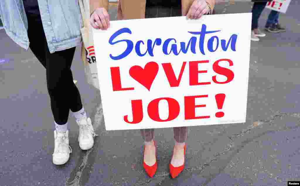 Una partidaria sostiene un cartel durante un evento del candidato presidencial demócrata de Estados Unidos, Joe Biden, el día de las elecciones en Scranton, Pensilvania, el 3 de noviembre de 2020.