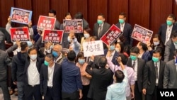 香港立法会内务委员会会议“闹双胞”，上届主席李慧琼被民主派议员质疑非法主持会议，爆发冲突 (美国之音/汤惠芸)