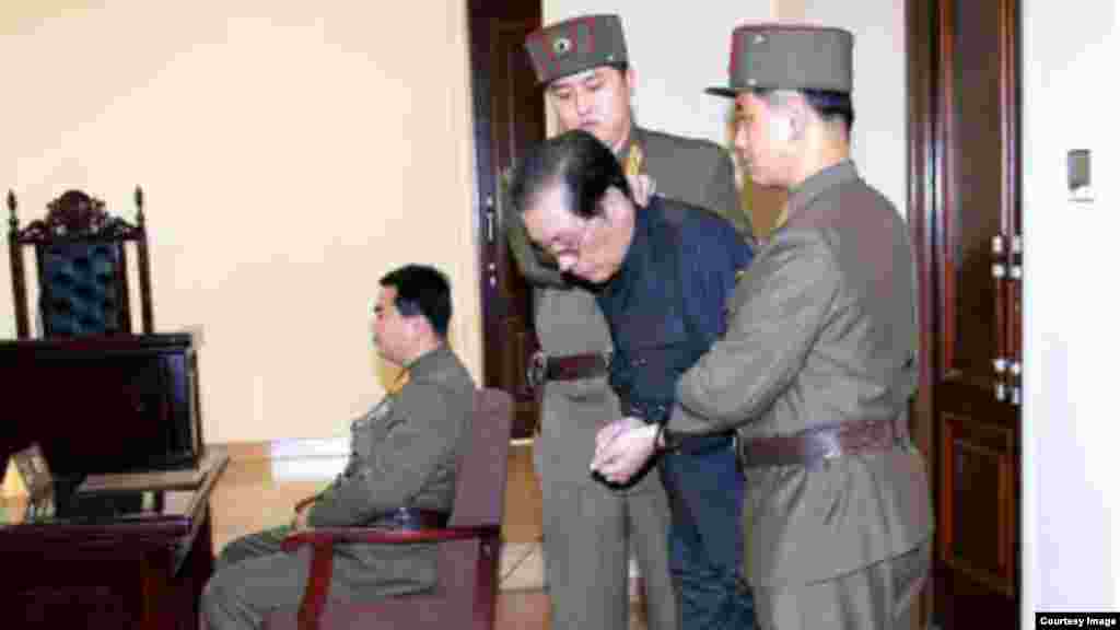 북한은 12일 특별군사재판을 열고 장성택을 사형에 처했다고 조선중앙통신이 13일 보도했다. 사진은 13일자 로동신문에 실린 장성택 재판 장면.