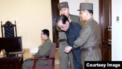 북한은 지난해 12월 특별군사재판을 열고 장성택을 사형에 처했다. 사진은 노동신문에 실린 장성택 판결 장면.