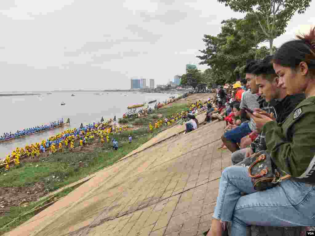 ទិដ្ឋភាពបុណ្យអុំទូក អកអំបុក បណ្តែតប្រទីប នៅក្នុងរាជធានីភ្នំពេញកាលពីរសៀលថ្ងៃទី១១ ខែវិច្ឆិកា ឆ្នាំ២០១៩។ (កាន់ វិច្ឆិកា/VOA)