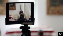 El hijo del piloto nicaragüense Luis Cristóbal Siero tuvo que velar a su padre y llevar a cabo el funeral por Facebook Live, una práctica que ya han adoptado otros países en medio de las medidas por el coronavirus.