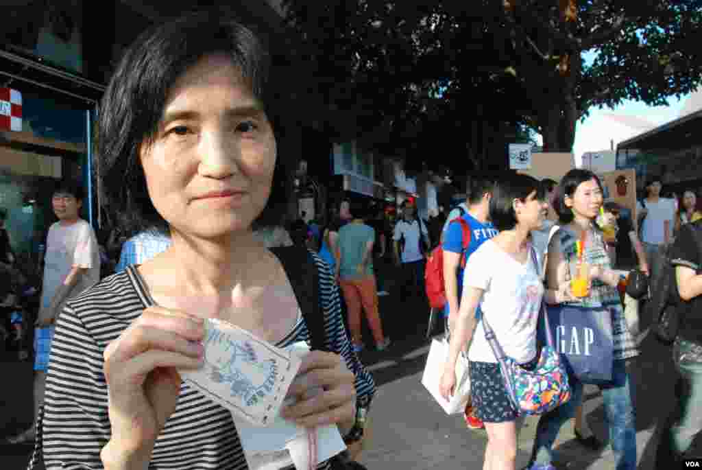 參觀陸肆.廿五街頭小展覽的香港市民李小姐表示,希望平反六四