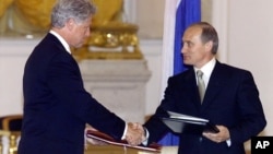Los presidentes Bill Clinton y Vladimir Putin en Moscú en junio de 2000.