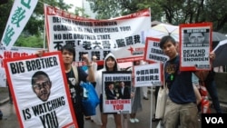 Ratusan warga Hong Kong berunjuk-rasa hari Sabtu (15/6), mendukung warga AS Edward Snowden yang membocorkan program pemantauan rahasia AS. 