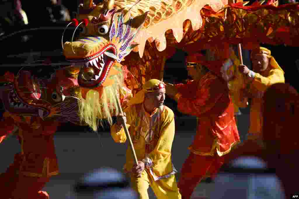 Masu Rawar Gargajiya A Kasar China Na Rawar Dragon. 