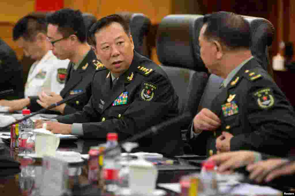 2016年8月16日,中国陆军司令李作成将军(右二)在北京八一大楼同一位少将谈话。 2017年8月21日或者21日之后,李作成悄然晋升中央军委联合参谋部参谋长。中国国防部在一个外事活动的消息里公开了李作成的新职务,而没有专门宣布。 消息说,中央军委联合参谋部参谋长李作成会见了参加第二届“阿中巴塔”四国军队反恐合作协调机制高级领导人会议的巴基斯坦陆军参谋长巴杰瓦。