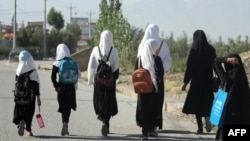 در حال حاضر، تنها دانش آموزان دختر تا صنف ششم اجازۀ رفتن به مکتب را دارند و با گذشت بیش از سه سال از حاکمیت مجدد طالبان بر افغانستان، آنان از ادامۀ آموزش دختران در سراسر افغانستان جلوگیری کرده‌اند.