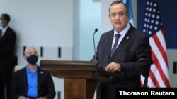 El presidente Alejandro Giammattei en un intercambio con la prensa cuando, a inicios de julio de 2021, el más alto funcionario de Seguridad Nacional de EE. UU. visitó la nación centroamericana.
