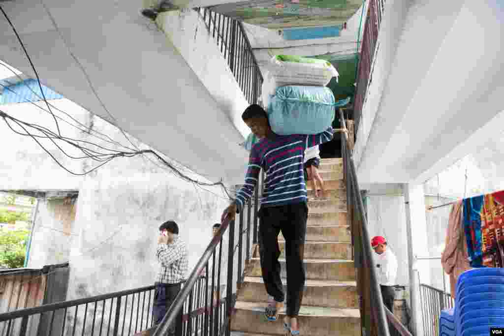Residents of Phnom Penh's White Building move out June 6, 2017 after negotiations finished. The White Building is authorized to a Japanese development project for redevelopment. (Khan Sokummono/VOA Khmer)