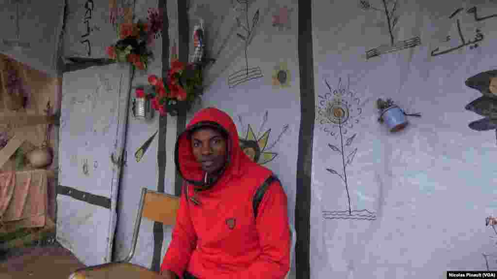 Un migrant éthiopien pose pour VOA Afrique dans la "jungle". Ce camp est situé aux abords de Calais dans le nord de la France, 14 octobre 2015 (Nicolas Pinault/VOA).