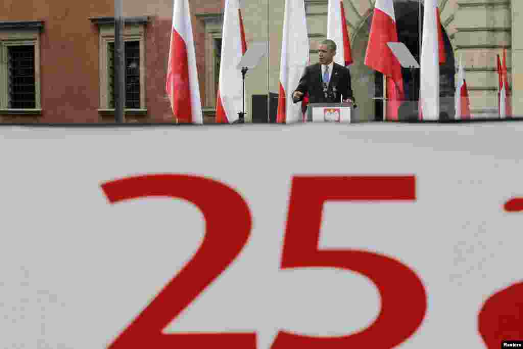 President AS Barack Obama berbicara dalam upacara peringatan Hari Kebebasan di Castle Square, Warsawa di Polandia (4/6).