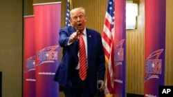 El expresidente Donald Trump habla en un evento de campaña Run GenZ en Des Moines, Iowa, el 6 de enero de 2024.