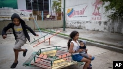 Niños juegan en un parque en un complejo residencial en Caracas, Venezuela, el 4 de noviembre de 2020.
