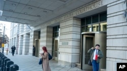 Moun mache devan tribinal federal E. Barrett Prettyman nan Washington, 24 Fevriye, 2025. 