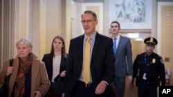Mark Sandy tiba di Capitol untuk memberikan kesaksian dalam penyelidikan impeachment House tentang upaya Presiden Donald Trump untuk mengikat bantuan militer bagi Ukraina untuk penyelidikan lawan politik, 16 November 2019. (Foto: AP)
