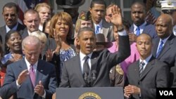 Presiden Barack Obama, didampingi Wapres Joe Biden (kiri), saat memberikan pidato mengenai RUU Lapangan kerja di Gedung Putih (12/9).
