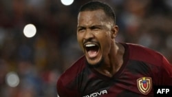 El delantero venezolano Salomón Rondón celebra tras anotar un gol de penalti ante Paraguay para las eliminatorias mundialistas en Maturín, el 12 de septiembre de 2023. El jugador es pieza fundamental para la Vinotinto.