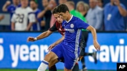 Oscar, milieu de terrain de Chelsea réussit un dribble face Giacomo Bonaventura d’AC Milan au cours d’un match à Minneapolis, 3 août 2016.