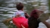 Migranti prelaze reku Rio Bravo da se predaju graničnim vlastima pre nego što se ukine Član 42  (Foto: REUTERS/Daniel Becerril)