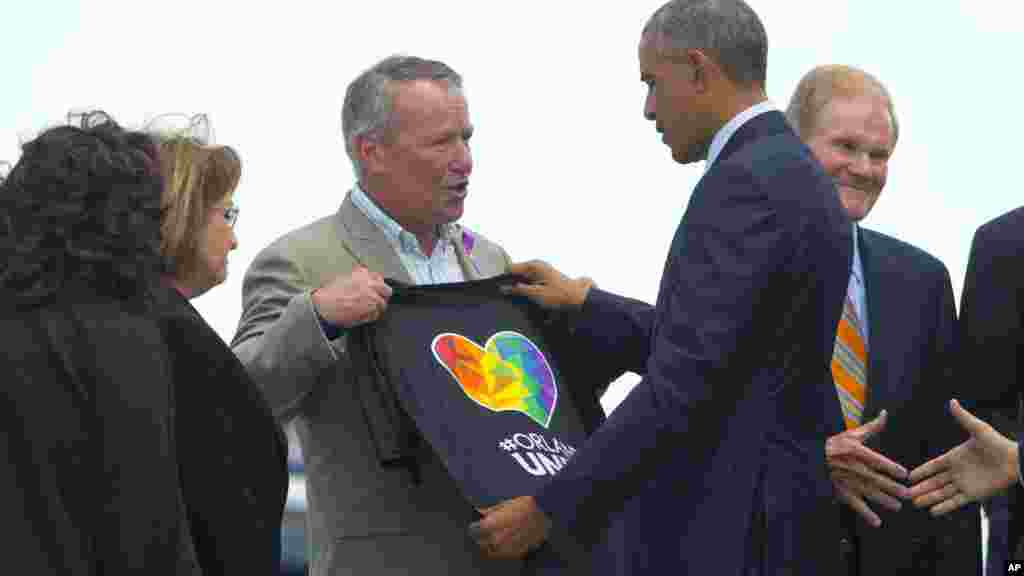 Le président Barack Obama est accueilli par le maire Buddy Dyer à son arrivée à l'aéroport international d'Orlando, le jeudi 16 juin 2016.