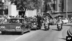 Foto 22 November 1963, iring-iringan mobil Presiden John F. Kennedy. Dari kaca depan terlihat Presiden Kennedy memegang kepalanya dalam beberapa detik setelah terkena tembakan yang mematikan.