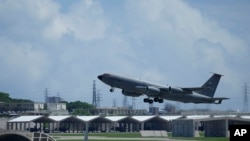 资料照片 ：一架美国空军 KC-135 型加油机从位于日本南部冲绳西部的嘉手纳空军基地机场起飞。(美联社照片，2023 年 8 月 30 日）