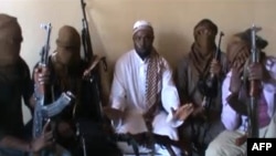 Abubakar Shekau, shugaban kungiyar Boko Haram, zaune a tsakiya, tare da 'yan bindigar kungiyar.