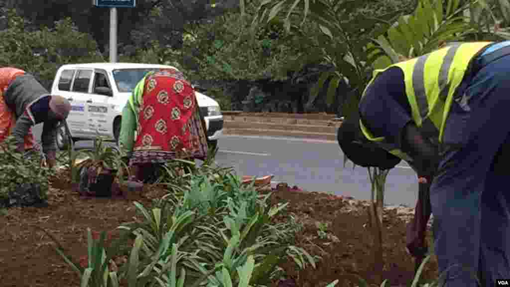 Des travailleurs s'activent à terminer la réhabilitation de l'autoroute Uhuru que le cortège du président américain Barack Obama devra emprunter lors de sa visite au Kenya, le 20 Juillet 2015.