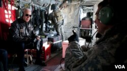 El vicepresidente de Estados Unidos, Joe Biden, y el general Petraeus dialogan a bordo de un helicóptero en Afganistán.
