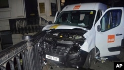 Foto yang dirilis oleh Kepolisian Metopolitan London tanggal 10 Juni 2017 ini menunjukkan mobil van yang digunakan oleh teroris untuk menabrak para korban di London Bridge, 3 Juni 2017. (Foto: dok).