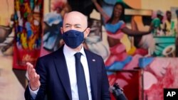 El secretario de Seguridad Nacional, Alejandro Mayorkas, habla con los medios de comunicación fuera del Centro Cultural Little Haiti, el martes 25 de mayo de 2021, en Miami.