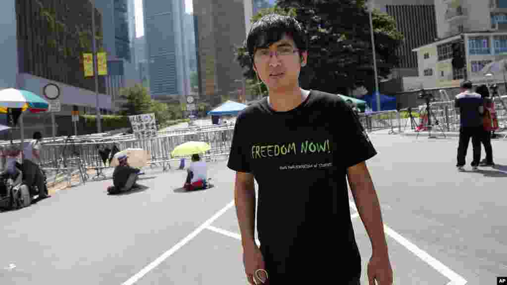 民运学生领袖周永康走过香港特区行政长官梁振英的办公室。少数学生示威者继续抗议