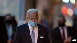 Presiden terpilih Joe Biden berjalan untuk berbicara kepada media saat meninggalkan teater The Queen, Selasa, 24 November 2020, di Wilmington, Delaware, (Foto: AP/Carolyn Kaster)