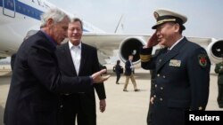 Menhan AS Chuck Hagel (kiri) disambut oleh Pejabat Militer China, Guan Youfei, dan Dubes AS untuk China, Max Baucus (dua dari kiri), setibanya di bandara Internasional Qingdao, China (7/4).