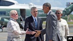 Predsednik Obama se rukuje sa ambasadorom Filipina u SAD i filipinskim sekretarom za odbranu. 