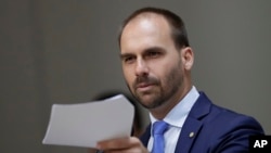Eduardo Bolsonaro, a quien su padre pretende nombrar embajador en Washington, afirmó el jueves 29 de agosto de 2019 que acompañará al canciller Ernesto Araújo para dar su "agradecimiento" a Donald Trump.