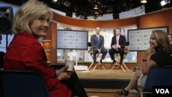 Diane Sawyer y Ben Sherwood de ABC Noticias, con Levinsohn Ross, director ejecutivo de Yahoo, en los estudios en Nueva York.