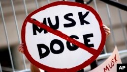 Un manifestante protesta contra Elon Musky DOGE en Los Angeles, California, el 17 de febrero de 2025.