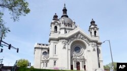 En esta foto del 3 de mayo, de 2016, se ve la Catedral de St. Paul, Minnesota.