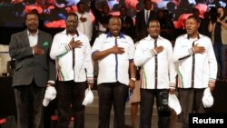 Les leaders de l’opposition kenyane (de gauche à droite), Musalia Mudavadi, Raila Odinga, Isaac Ruto, Kalonzo Musyoka, et Moses Wetangula chante l’hymne national lors de l’annonce de la coalition de partis d'opposition, la Nasa (National Super Alliance), à Nairobi, Kenya, 20 avril 2917.